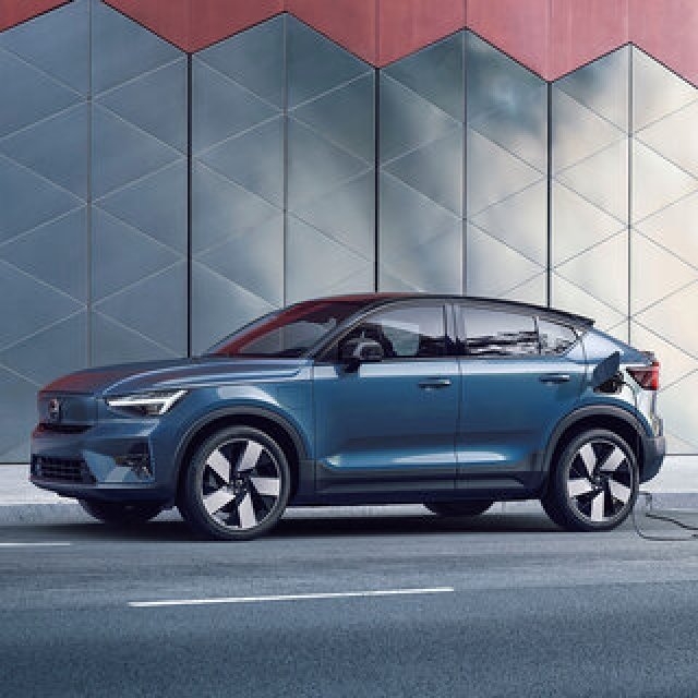 ボルボ、日本初導入のBEV「C40リチャージ」のオンライン販売を開始｜VOLVO