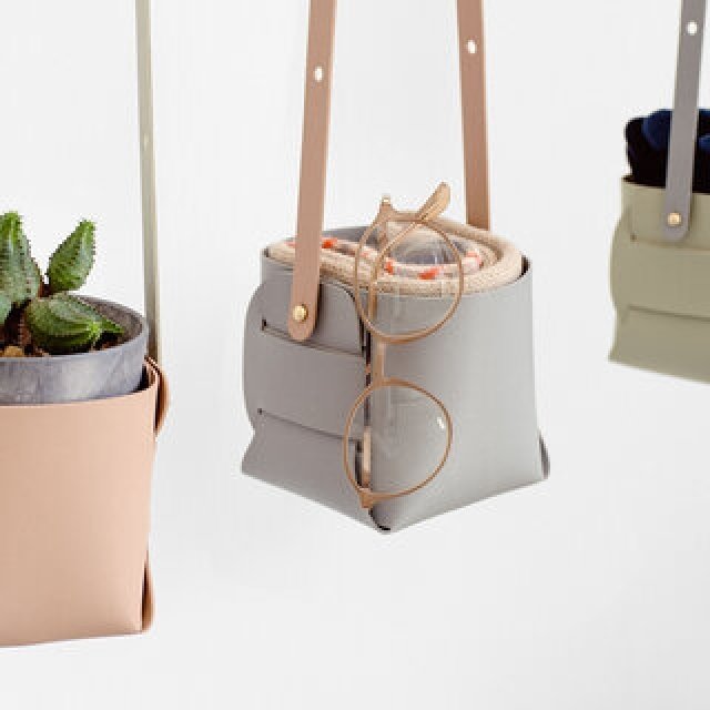 ニュアンスカラーと造形美が光る、ソフトレザーを用いたハンギングポット｜amabro