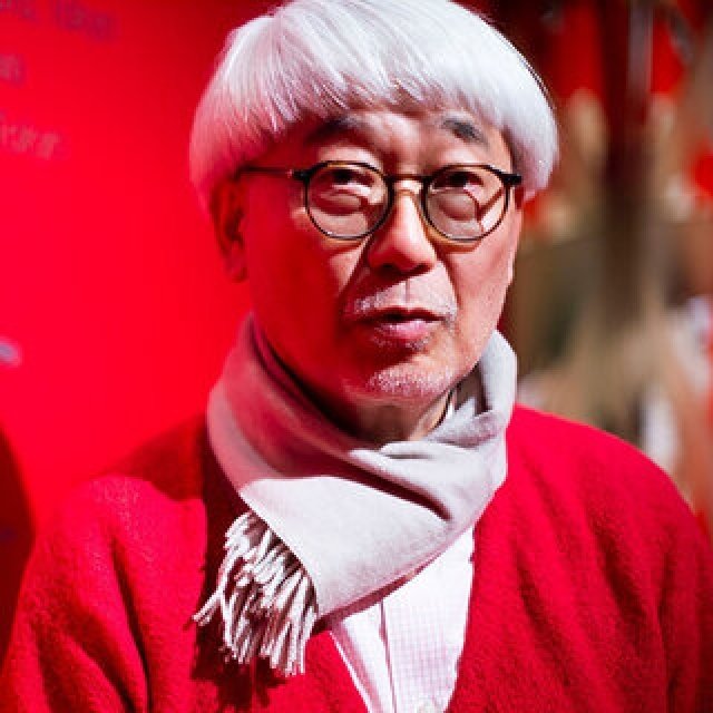 「RED」と銘打った写真家堀清英さんの思考の軌跡。 シャネル・ネクサス・ホールを真紅に染めた衝撃の写真展！｜LOUNGE