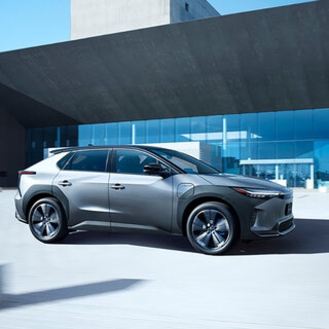 トヨタ初の本格BEV「bZ4X」、5月12日からリースのみで販売開始|TOYOTA