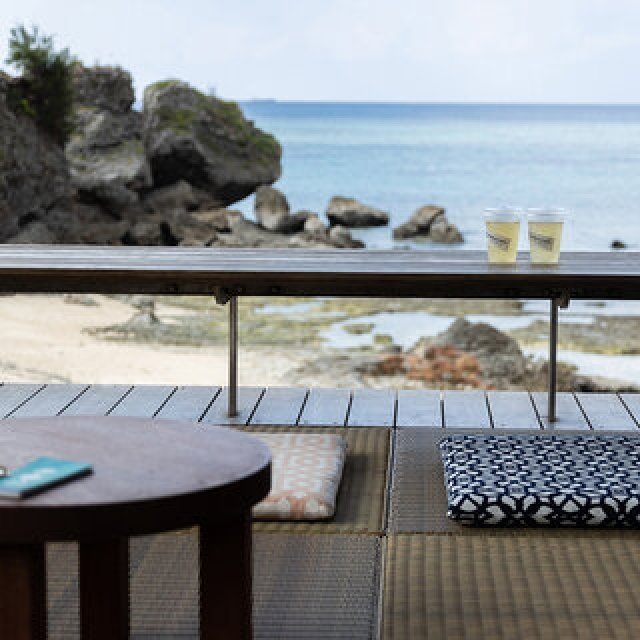 沖縄の海辺を大人テイストで楽しめる日帰り施設「星野リゾート　バンタカフェ」｜TRAVEL