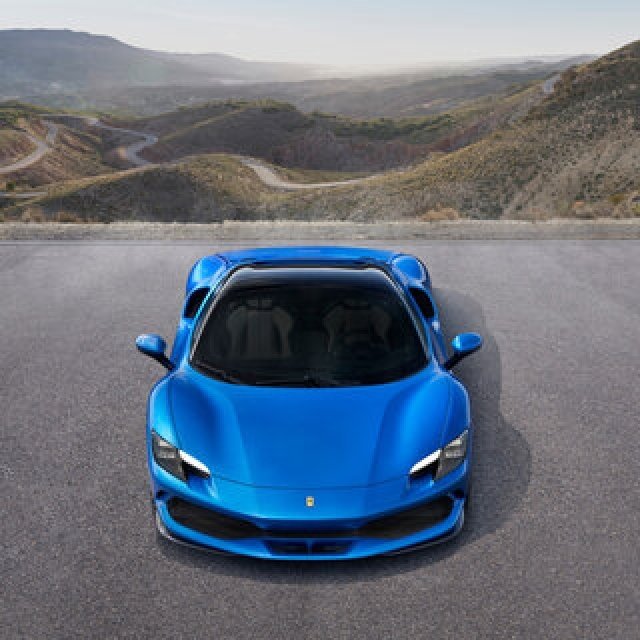 フェラーリ、830hpのハイブリッドスパイダー「296GTS」を発表|Ferrari