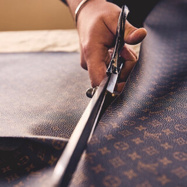 ルイ・ヴィトンのアトリエと職人の匠の技にスポットライトを当てた書籍が登場｜LOUIS VUITTON