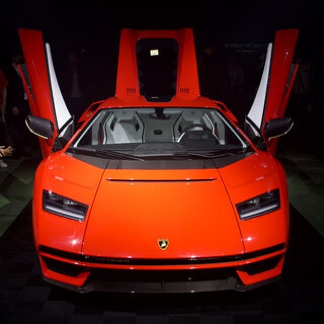 48Vハイブリッドの新型「カウンタック」が日本上陸｜Lamborghini