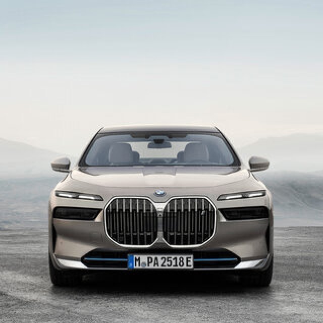ＢＭＷのフラッグシップセダン、新型「 7シリーズ」販売開始──初のBEV「i7」もラインナップ｜BMW