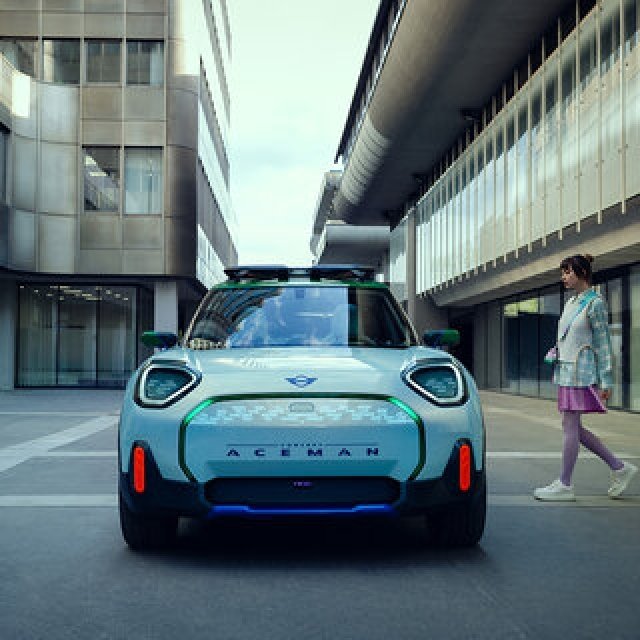 MINIの未来を提示するBEVクロスオーバーコンセプト「コンセプト エースマン」を世界初披露｜MINI