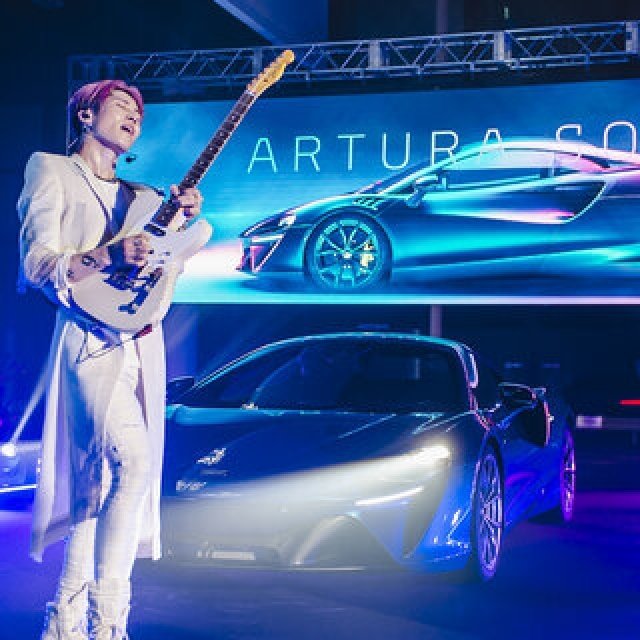 マクラーレン初のシリーズ生産PHEVアルトゥーラがMIYAVIのギターとともに日本デビュー｜McLaren