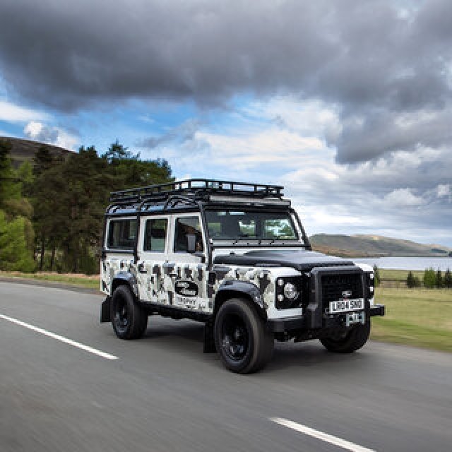 先代ディフェンダーが蘇る！ カモフラージュ柄を纏った世界25台のみの限定車が登場｜Land Rover