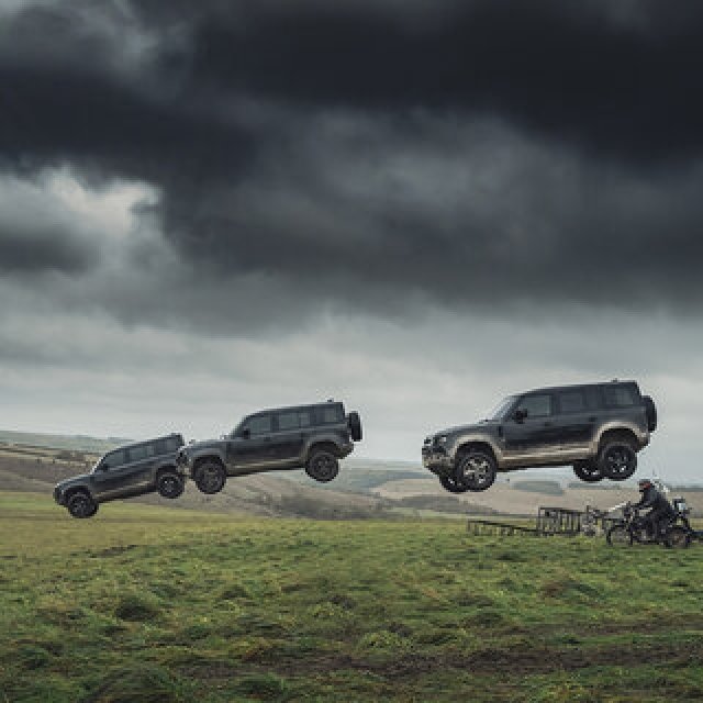 『007／ノー・タイム・トゥ・ダイ』に登場したディフェンダーがチャリティオークションに！｜Jaguar Land Rover