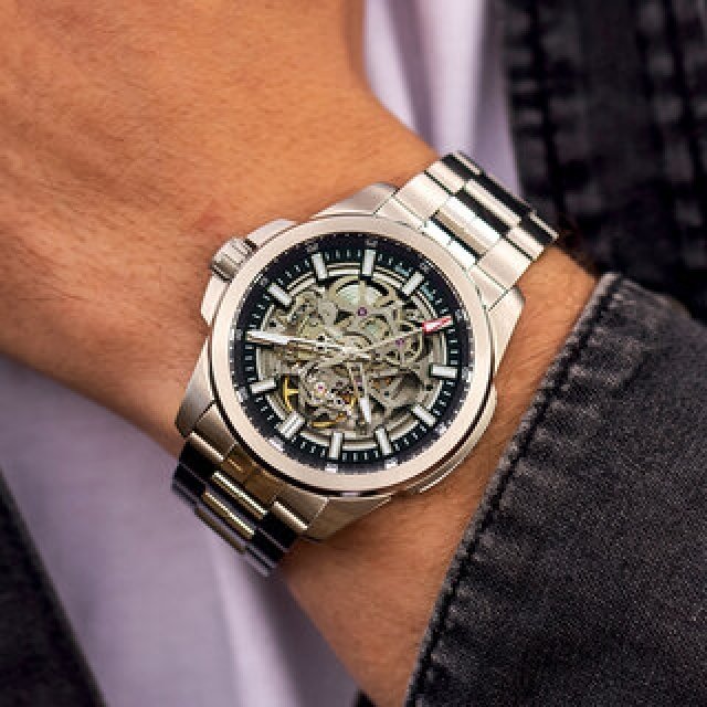 ２点支持で剛性力アップ。アームが太く、第一印象から凛々しいスケルトン｜NORQAIN