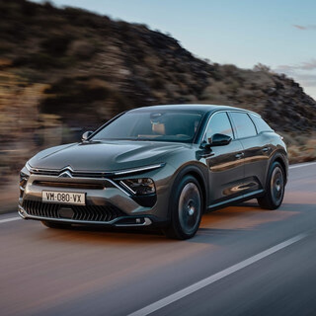 セダン、ステーションワゴン、SUVの融合!?──シトロエンの新フラッグシップモデルC5 X日本上陸｜Citroën