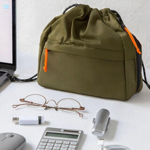 物が取り出しやすい巾着型。カバンの中でも外でも使用できる「ハンディポーチ」 ｜KINGJIM
