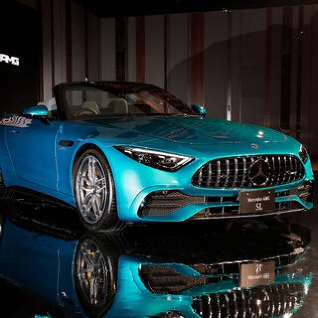 新型SLがジャパンプレミア──F1由来の直列4気筒ターボを搭載した最新のロードスターとして登場｜Mercedes AMG