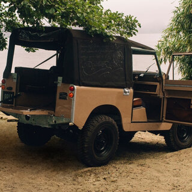 ヴィンテージ・ランドローバーのタイムレスな魅力と、ベルルッティの匠の技が共鳴するスペシャルな1台｜BERLUTI