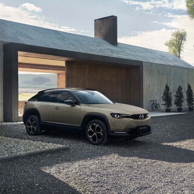 ロータリーエンジンが発電用として復活──マツダ、新型PHEV「MX-30 e-SKYACTIV R-EV」を欧州で初公開｜Mazda