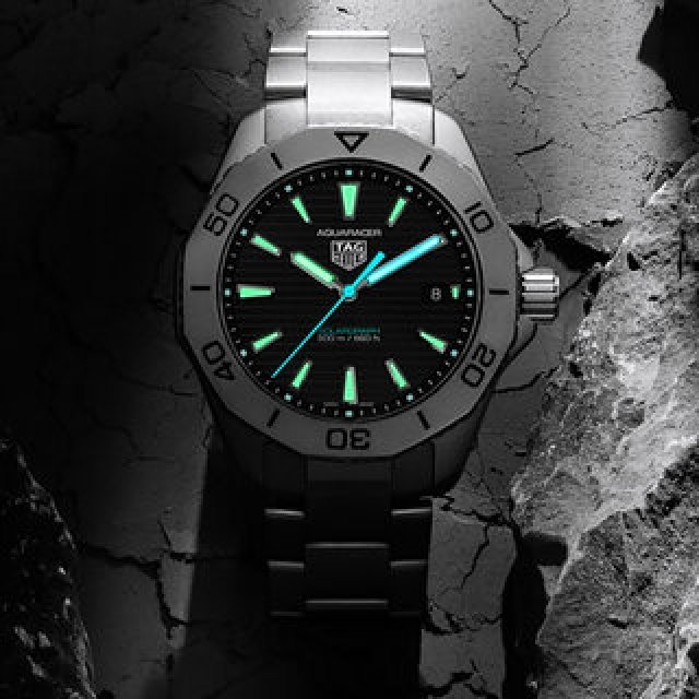 まさしく質実剛健。メタリックデザインの「タグ・ホイヤー アクアレーサー プロフェッショナル200 ソーラーグラフ」｜TAG HEUER
