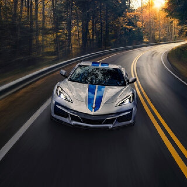 シボレー コルベット史上初のハイブリッドAWDモデルがワールドプレミア｜Chevrolet
