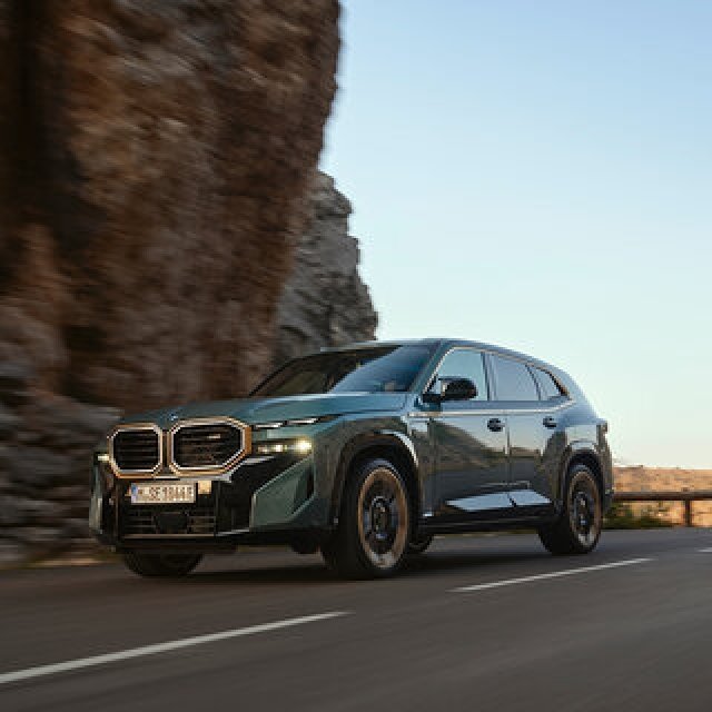 BMW M史上最強パワーを誇るPHEVモデル──BMW「XM」がデビュー｜BMW
