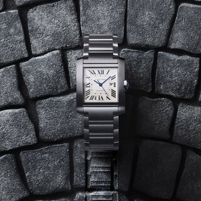 カルティエの「タンク フランセーズ」に新作が登場。カトリーヌ・ドヌーヴら出演のキャンペーンムービーも公開｜CARTIER