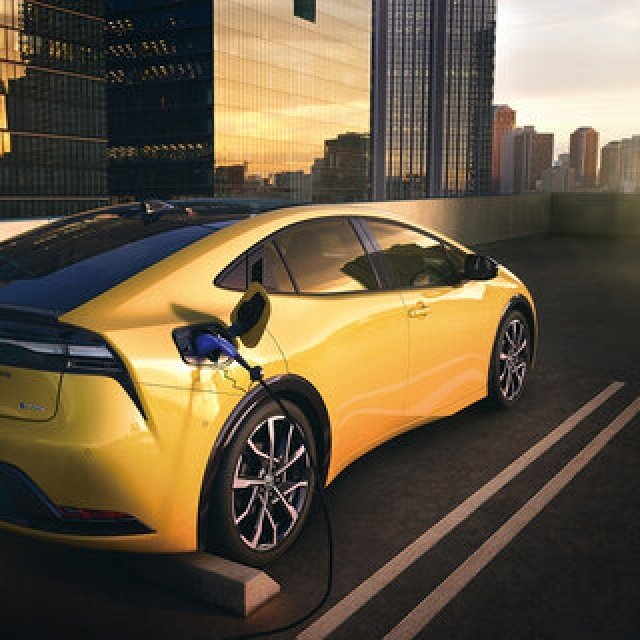 新型プリウスにPHEVが登場──よりハイパフォーマンスな走りを目指して｜TOYOTA