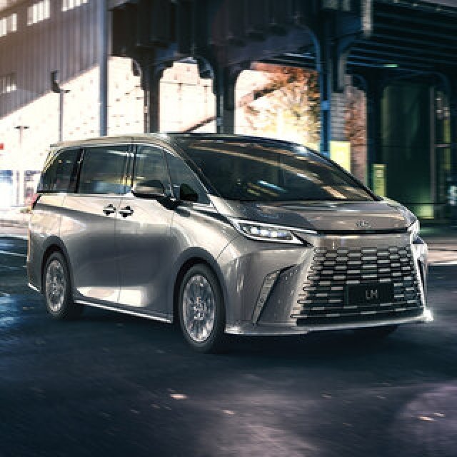 ついに日本にも導入──レクサスのフラッグシップMPV新型「LM」が上海モーターショーでワールドプレミア｜LEXUS