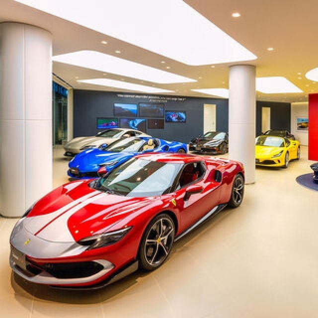 アジア最大級のスペースに最新のフェラーリの世界観を表現──コーンズ芝ショールームがオープン｜Ferrari