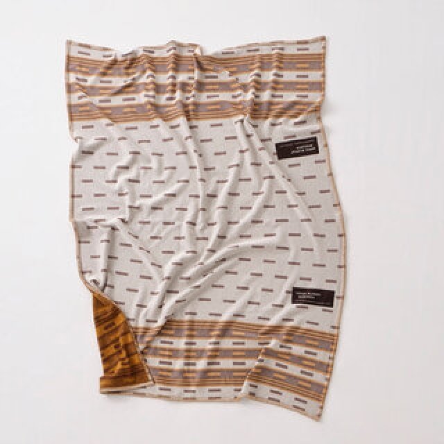 体に寄り沿う優しさを体感。吊り編みの老舗メーカーと開発したジャガードニット素材｜HORSE BLANKET RESEARCH