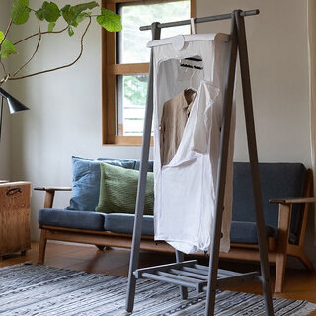 洗濯物を吊るして乾燥。電気代は一般的な乾燥機の1/2以下の「コンパクト衣類乾燥機」｜±0