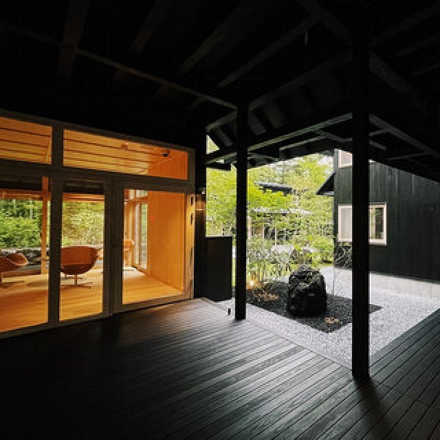 「ししいわハウス軽井沢」で楽しむ建築美と自然の静穏｜TRAVEL