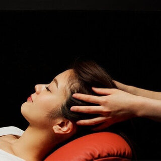 プラネタリウム空間で行う熟眠ヘッドスパ「QUIRON」の、この夏限定スペシャルケア｜BEAUTY