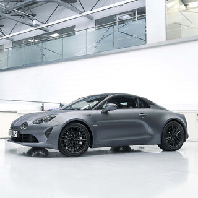 F1マシンのカーボン技術と素材を採用する限定車「アルピーヌ A110 S エンストン」が登場｜ALPINE