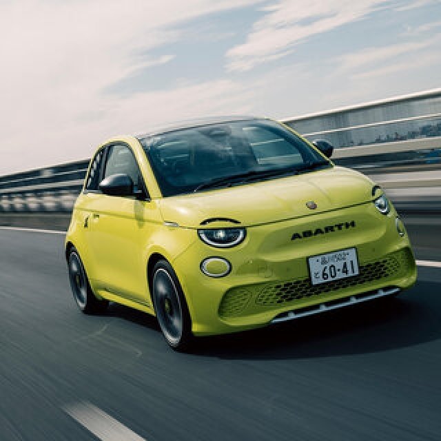 刺激的なエンジンサウンドを楽しめるアバルト初のBEV「アバルト500e」日本上陸｜Abarth