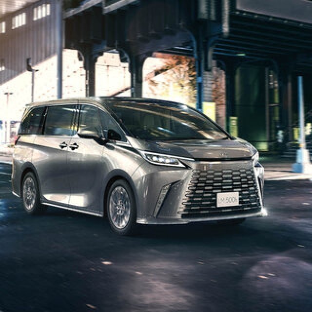 ショーファードリブンに特化したラグジュアリーMPV「レクサス LM」が発売｜LEXUS