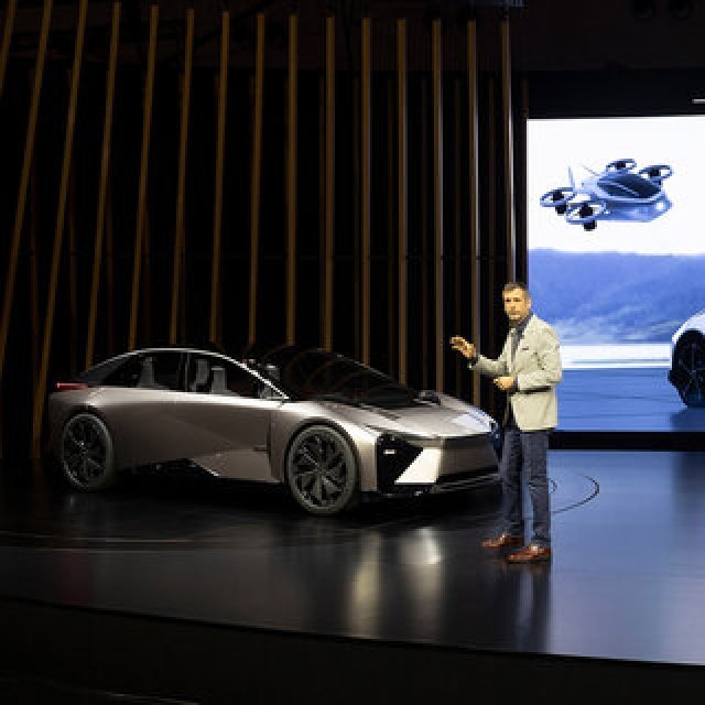 “クルマ屋レクサス”のビジョンを示した2台のBEVコンセプトモデルを世界初披露|LEXUS