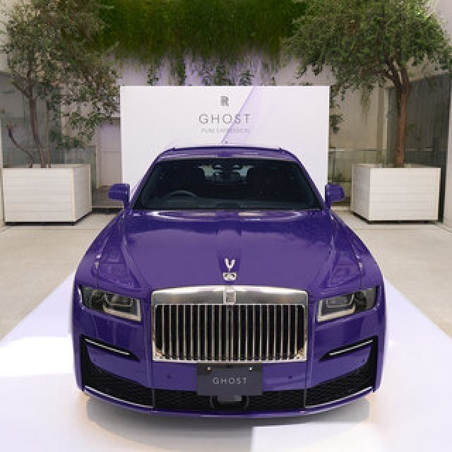大胆なカラーを纏うロールス・ロイスのビスポークモデルを東京で披露|ROLLS-ROYCE