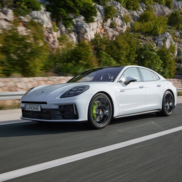 新ハイブリッドシステムで大幅パワーアップ──ポルシェ、新型パナメーラにPHEVモデルを導入｜Porsche