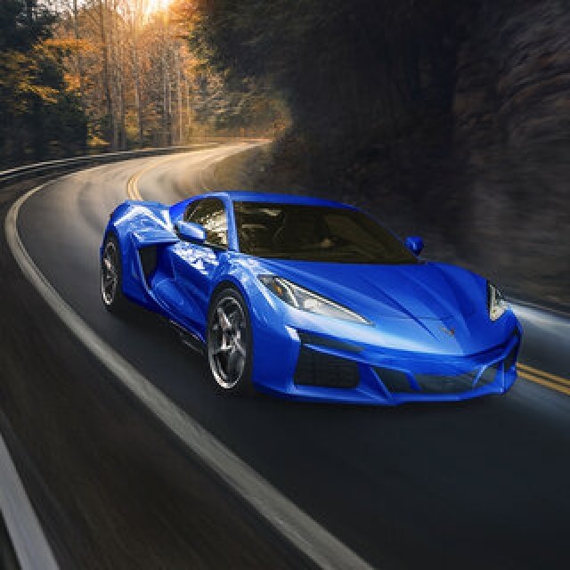 コルベットもついに電動化へ──ハイブリッドAWDモデル「シボレー コルベット E-Ray」がデビュー｜Chevrolet