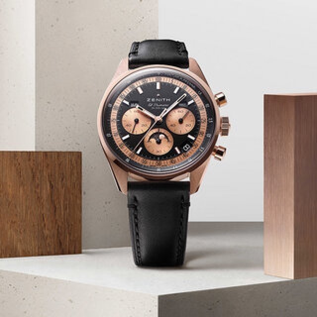 ローズゴールドを纏う「クロノマスター オリジナル トリプルカレンダー」