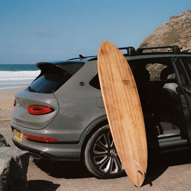 ベントレーのクラフツマンシップを宿した、特別なサーフボードが誕生