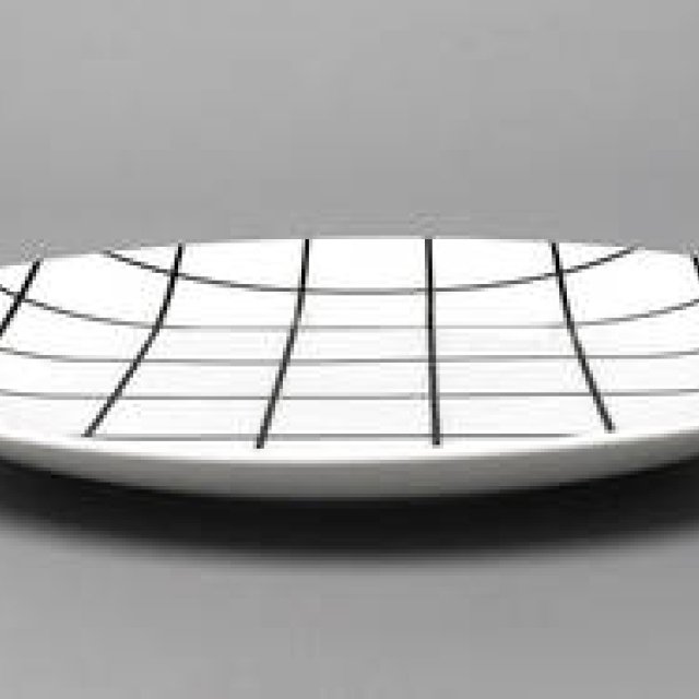 グリッドを纏ったプレートが食べ物を様々な表情に｜Swimsuit Department 