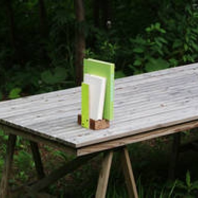 端材を有効活用したアートピースのようなブックスタンド|Michael Marriott