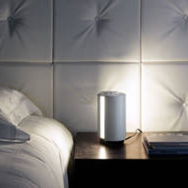 光の強弱を必要に応じて調整可能。シャルロット・ペリアンによるテーブルランプ|NEMO