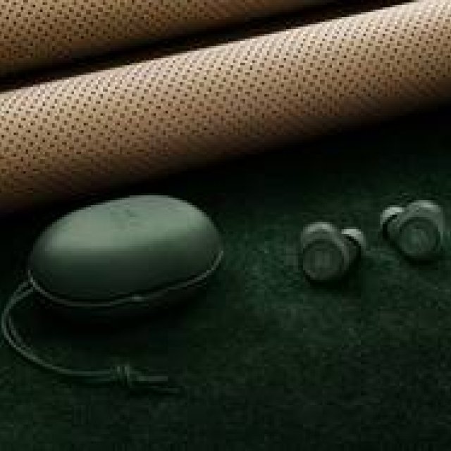 バング & オルフセン Beoplay E8の限定カラー「Beoplay E8 Racing Green」｜Bang & Olufsen