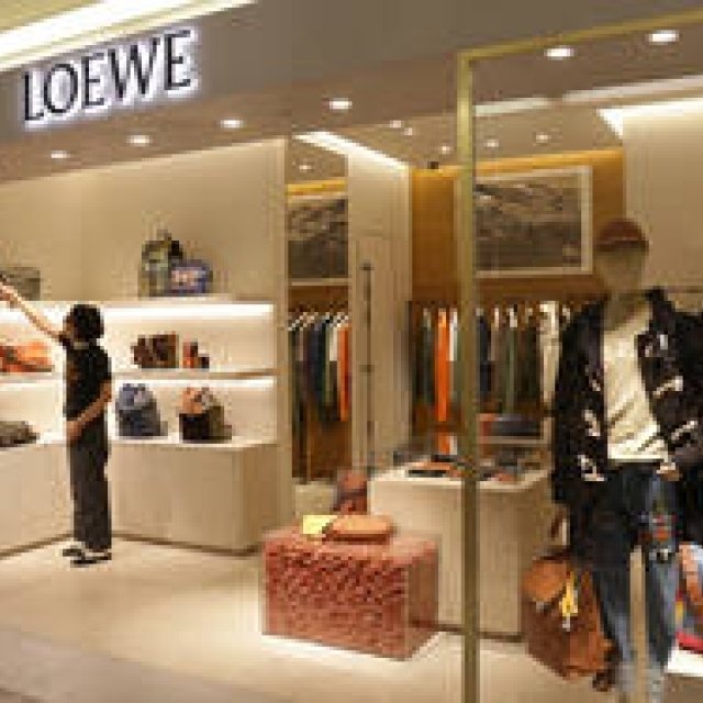 ロエベが阪急メンズ大阪にショップをリニューアルオープン｜LOEWE