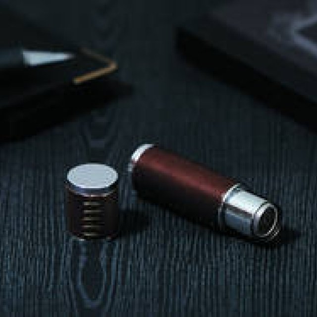 金属製ボディに上質な牛革素材を施したこだわりのネーム印｜Shachihata