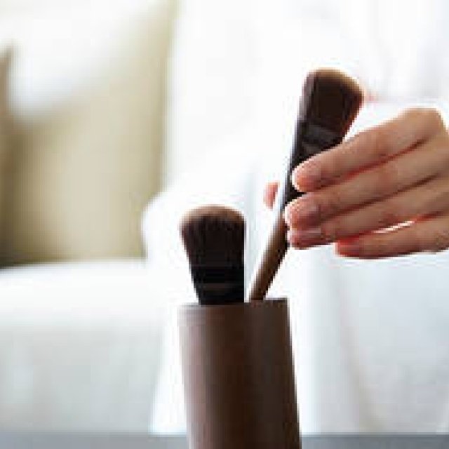 顔をケアするブラシ「Naderu brush（ナデルブラシ）」｜SHAQUDA