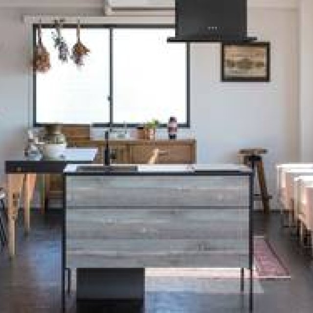 現代のライフスタイルに応える、デザイン性の高いコンパクトキッチン｜sanwacompany