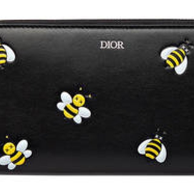 KAWSデザインの“BEE”をあしらったレザーアイテム｜DIOR