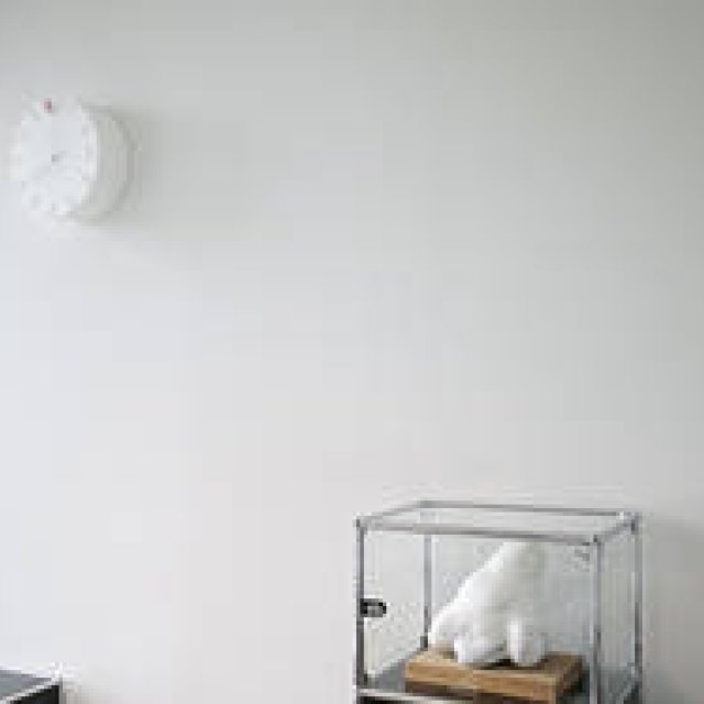 周囲の光に合わせてさまざまな表情をみせる「CARVED」のカッコー時計｜Lemnos