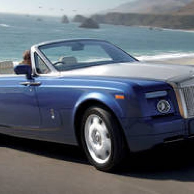 ROLLS-ROYCE PHANTOM DROPHEAD COUPE｜重厚さと、軽快な雰囲気